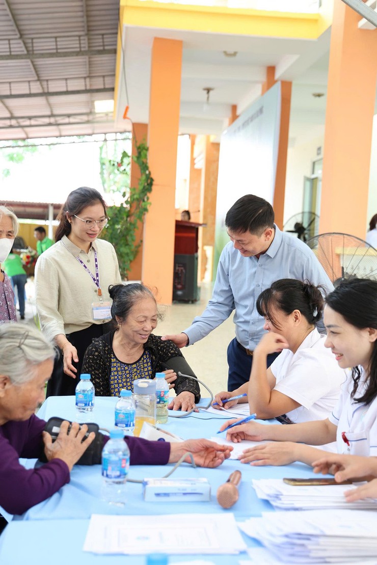 Xã Đa Phúc: Khám, tư vấn, cấp phát thuốc miễn phí cho người dân từ 70 tuổi trở lên.- Ảnh 17.