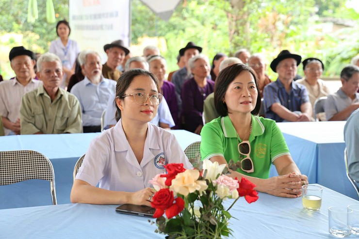 Xã Đa Phúc: Khám, tư vấn, cấp phát thuốc miễn phí cho người dân từ 70 tuổi trở lên.- Ảnh 5.