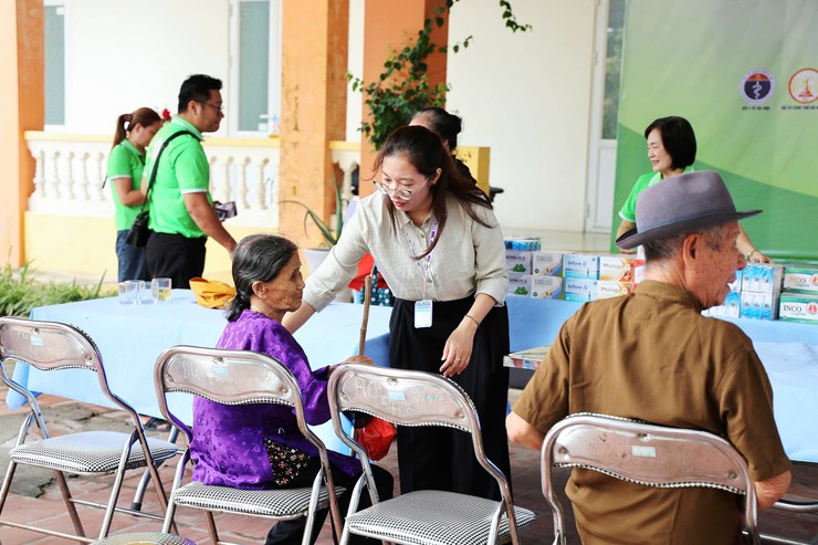 Xã Đa Phúc: Khám, tư vấn, cấp phát thuốc miễn phí cho người dân từ 70 tuổi trở lên.- Ảnh 14.