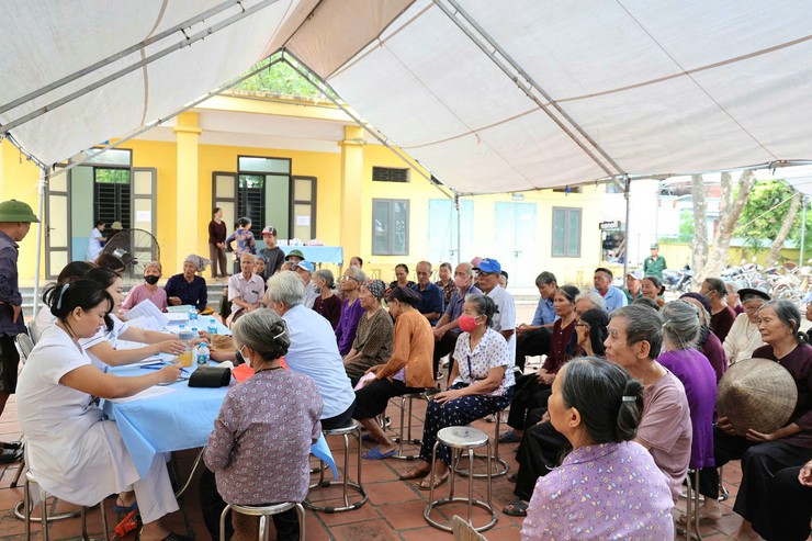 Xã Đa Phúc: Khám, tư vấn, cấp phát thuốc miễn phí cho người dân từ 70 tuổi trở lên.- Ảnh 7.