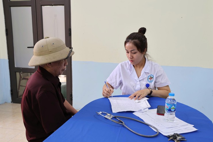 Xã Đa Phúc: Khám, tư vấn, cấp phát thuốc miễn phí cho người dân từ 70 tuổi trở lên.- Ảnh 8.