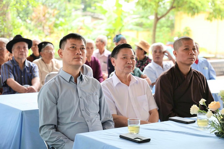 Xã Đa Phúc: Khám, tư vấn, cấp phát thuốc miễn phí cho người dân từ 70 tuổi trở lên.- Ảnh 1.