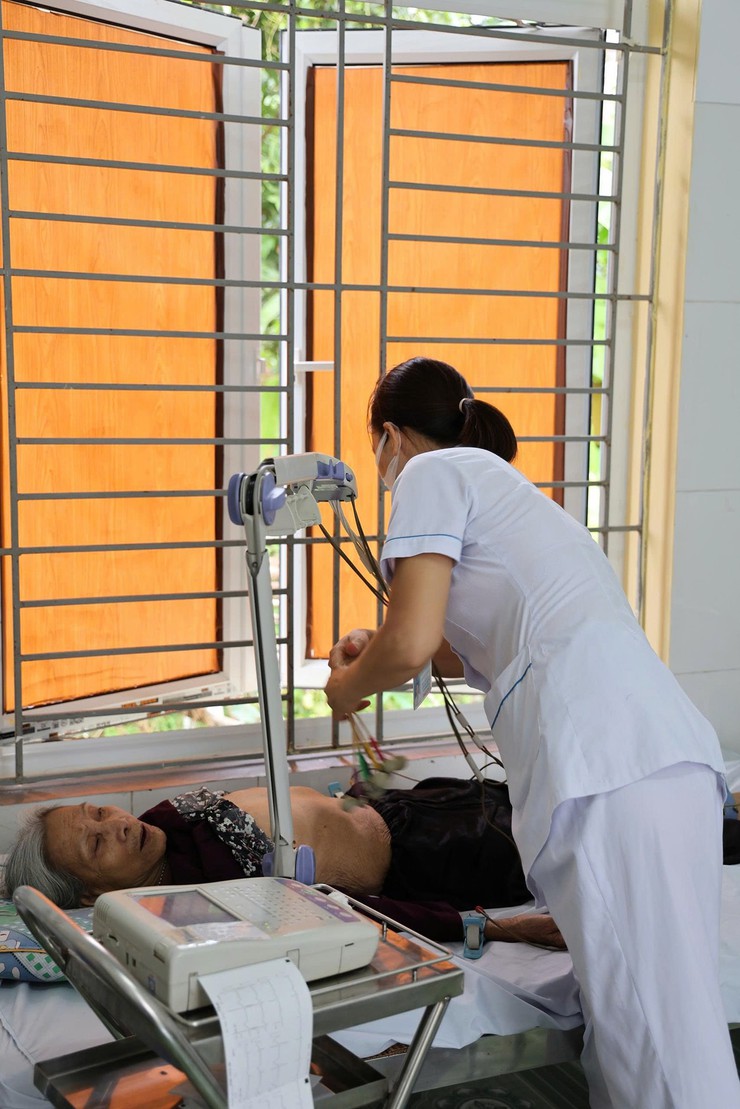 Xã Đa Phúc: Khám, tư vấn, cấp phát thuốc miễn phí cho người dân từ 70 tuổi trở lên.- Ảnh 9.