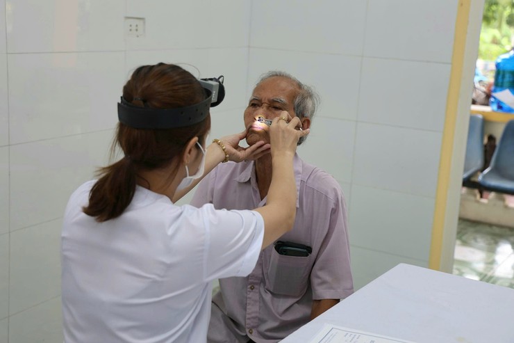 Xã Đa Phúc: Khám, tư vấn, cấp phát thuốc miễn phí cho người dân từ 70 tuổi trở lên.- Ảnh 11.