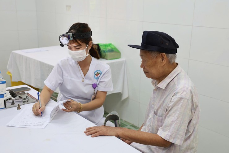 Xã Đa Phúc: Khám, tư vấn, cấp phát thuốc miễn phí cho người dân từ 70 tuổi trở lên.- Ảnh 12.