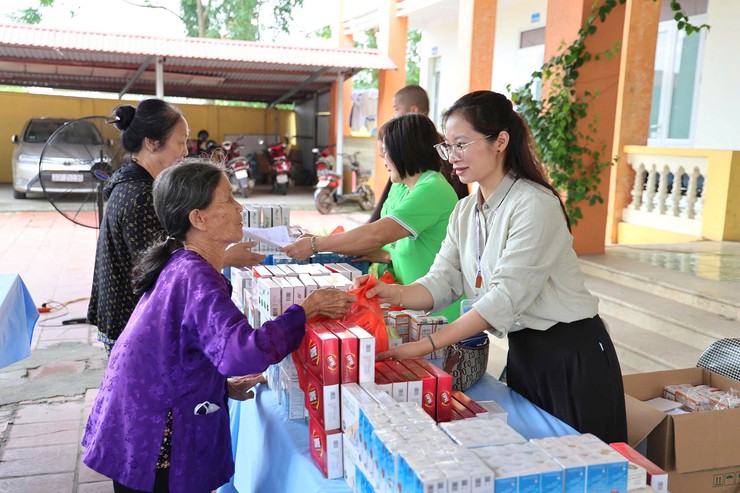 Xã Đa Phúc: Khám, tư vấn, cấp phát thuốc miễn phí cho người dân từ 70 tuổi trở lên.- Ảnh 15.