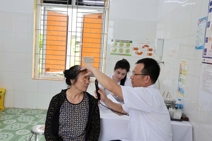 Xã Đa Phúc: Khám, tư vấn, cấp phát thuốc miễn phí cho người dân từ 70 tuổi trở lên.- Ảnh 13.