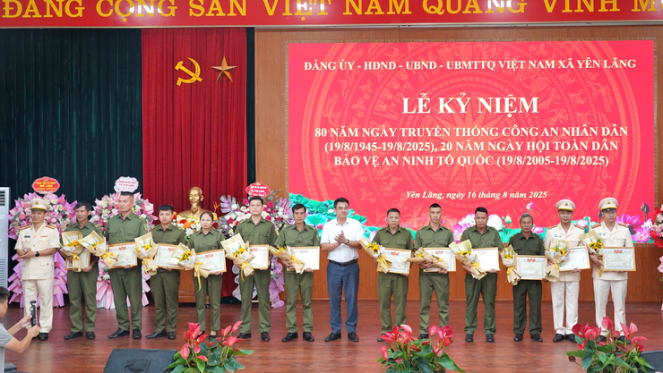 Trang trọng Lễ kỷ niệm 80 năm Ngày truyền thống Công an nhân dân và 20 năm Ngày hội Toàn dân bảo vệ an ninh Tổ quốc.- Ảnh 6.