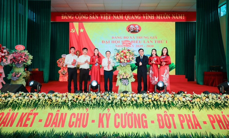 PHÁT HUY TRUYỀN THỐNG CÁCH MẠNG, XÂY DỰNG XÃ TRUNG GIÃ VĂN MINH, HIỆN ĐẠI, NHÂN DÂN HẠNH PHÚC- Ảnh 9.