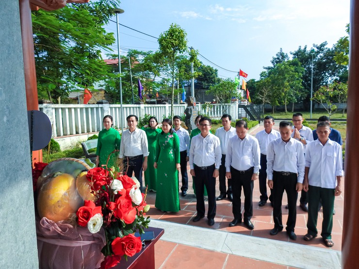 THƯỜNG TRỰC ĐẢNG ỦY XÃ TRUNG GIÃ DÂNG HƯƠNG TẠI KHU DI TÍCH NƠI THÀNH LẬP CHI BỘ XUÂN BẢNG- Ảnh 1.