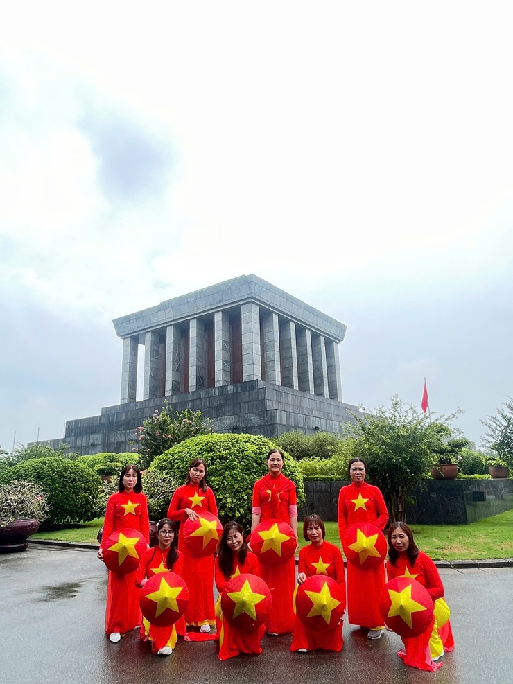 200 cán bộ, hội viên phụ nữ xã Quang Minh khoe sắc tại chương trình đồng diễn áo dài nhân kỷ niệm 80 năm Quốc khánh- Ảnh 2.