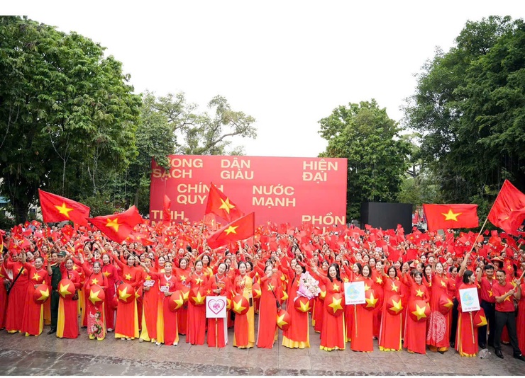 200 cán bộ, hội viên phụ nữ xã Quang Minh khoe sắc tại chương trình đồng diễn áo dài nhân kỷ niệm 80 năm Quốc khánh- Ảnh 10.