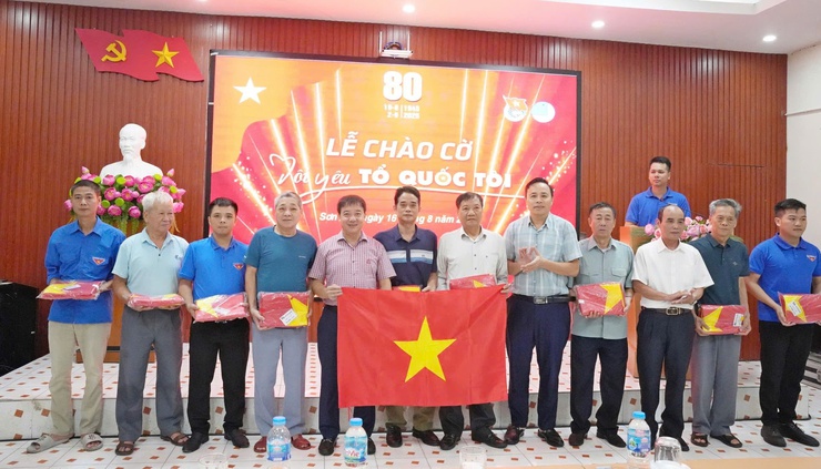 SƠN TÂY TỔ CHỨC LỄ CHÀO CỜ “ TÔI YÊU TỔ QUỐC TÔI”- Ảnh 1.