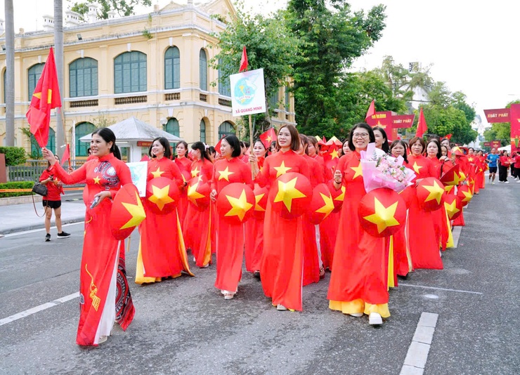 200 cán bộ, hội viên phụ nữ xã Quang Minh khoe sắc tại chương trình đồng diễn áo dài nhân kỷ niệm 80 năm Quốc khánh- Ảnh 8.