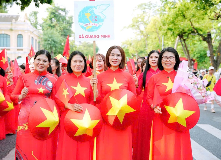 200 cán bộ, hội viên phụ nữ xã Quang Minh khoe sắc tại chương trình đồng diễn áo dài nhân kỷ niệm 80 năm Quốc khánh- Ảnh 11.