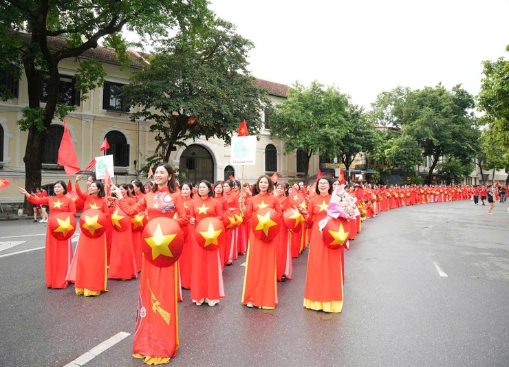 200 cán bộ, hội viên phụ nữ xã Quang Minh khoe sắc tại chương trình đồng diễn áo dài nhân kỷ niệm 80 năm Quốc khánh- Ảnh 20.