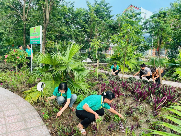 Hội nông dân xã Thư Lâm lắp biển công trình chào mừng Đại hội Đảng các cấp nhiệm kỳ 2025 – 2030- Ảnh 2.