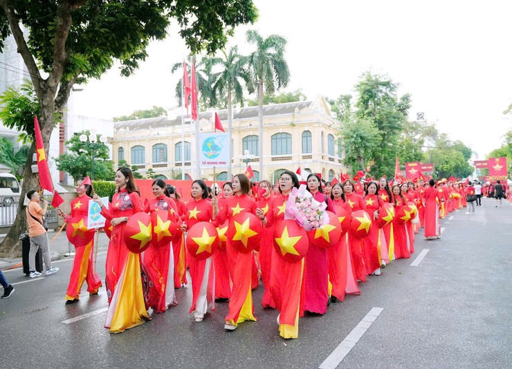 200 cán bộ, hội viên phụ nữ xã Quang Minh khoe sắc tại chương trình đồng diễn áo dài nhân kỷ niệm 80 năm Quốc khánh- Ảnh 21.