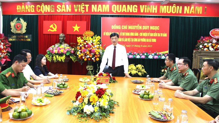Chủ nhiệm Ủy ban Kiểm tra Trung ương Nguyễn Duy Ngọc thăm, chúc mừng Công an phường Hai Bà Trưng- Ảnh 1.