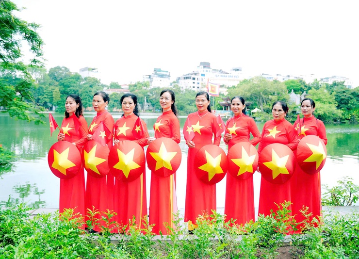 200 cán bộ, hội viên phụ nữ xã Quang Minh khoe sắc tại chương trình đồng diễn áo dài nhân kỷ niệm 80 năm Quốc khánh- Ảnh 24.