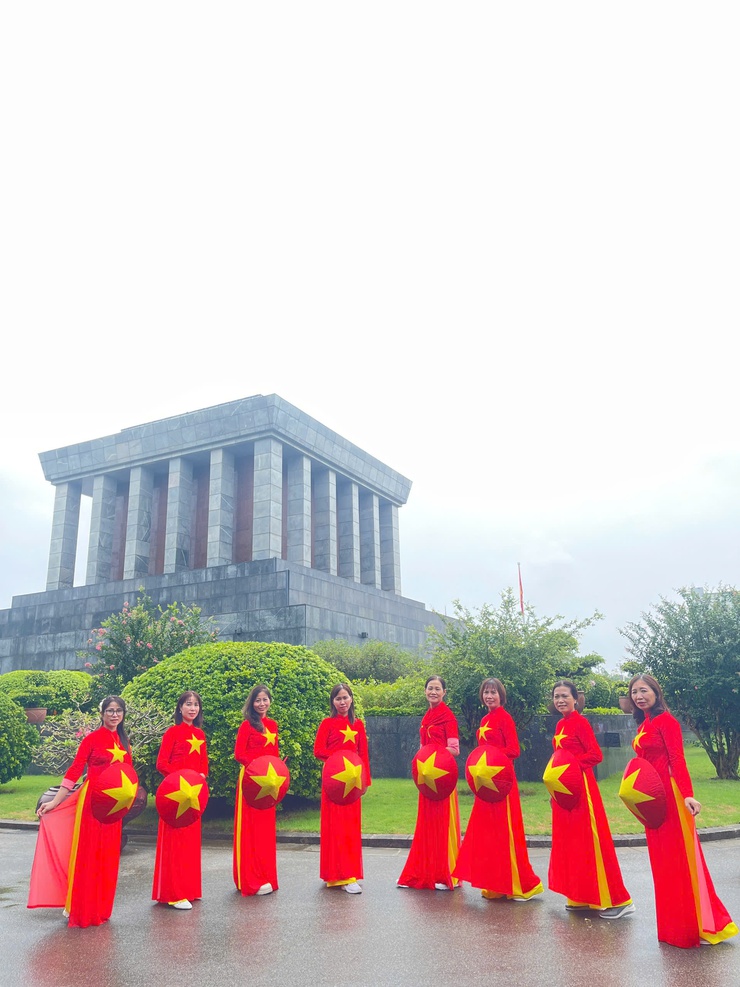 200 cán bộ, hội viên phụ nữ xã Quang Minh khoe sắc tại chương trình đồng diễn áo dài nhân kỷ niệm 80 năm Quốc khánh- Ảnh 1.