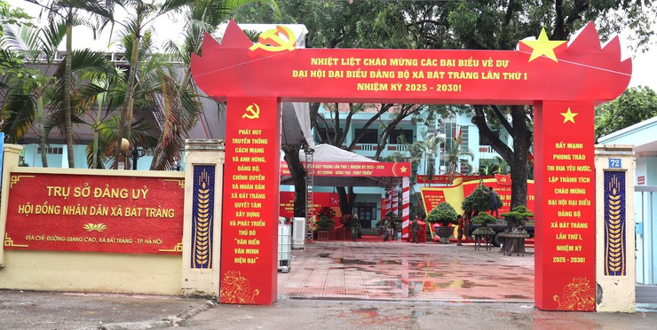Xã Bát Tràng rực rỡ cờ hoa chào mừng Đại hội đại biểu Đảng bộ xã lần thứ I, nhiệm kỳ 2025-2030- Ảnh 1.
