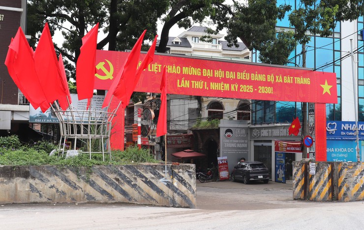 Xã Bát Tràng rực rỡ cờ hoa chào mừng Đại hội đại biểu Đảng bộ xã lần thứ I, nhiệm kỳ 2025-2030- Ảnh 6.