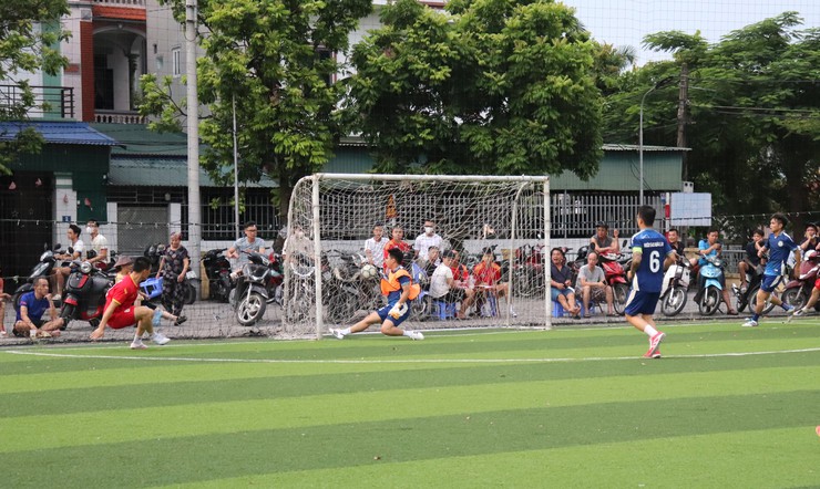 Đội FC Rau vô địch giải bóng đá "Tứ hùng" chào mừng đại hội Đảng bộ xã Bát Tràng lần thứ I, nhiệm kỳ 2025 - 2030- Ảnh 1.