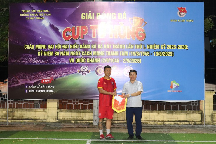Đội FC Rau vô địch giải bóng đá "Tứ hùng" chào mừng đại hội Đảng bộ xã Bát Tràng lần thứ I, nhiệm kỳ 2025 - 2030- Ảnh 6.