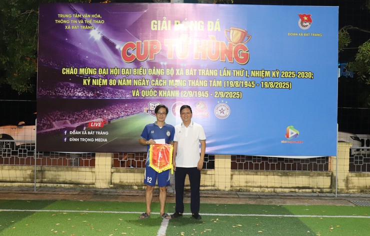 Đội FC Rau vô địch giải bóng đá "Tứ hùng" chào mừng đại hội Đảng bộ xã Bát Tràng lần thứ I, nhiệm kỳ 2025 - 2030- Ảnh 5.