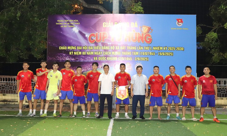 Đội FC Rau vô địch giải bóng đá "Tứ hùng" chào mừng đại hội Đảng bộ xã Bát Tràng lần thứ I, nhiệm kỳ 2025 - 2030- Ảnh 4.