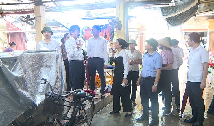 Ban Thường vụ Đảng ủy xã Phúc Thọ kiểm tra các chợ dân sinh trên địa bàn- Ảnh 2.