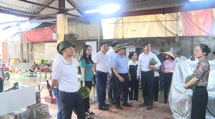 Ban Thường vụ Đảng ủy xã Phúc Thọ kiểm tra các chợ dân sinh trên địa bàn- Ảnh 4.