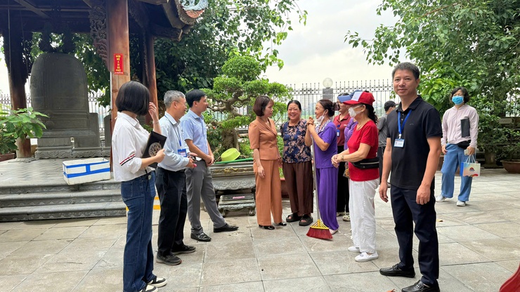 Phường Bồ Đề ra quân tổng vệ sinh môi trường, diệt bọ gậy, phòng chống dịch sốt xuất huyết- Ảnh 1.