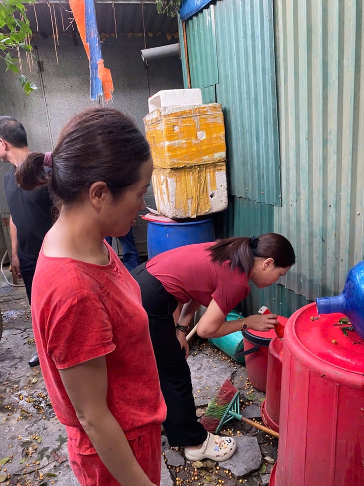 Phường Bồ Đề ra quân tổng vệ sinh môi trường, diệt bọ gậy, phòng chống dịch sốt xuất huyết- Ảnh 2.