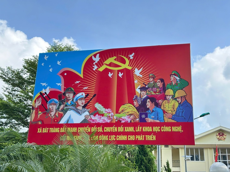 Xã Bát Tràng rực rỡ cờ hoa chào mừng Đại hội đại biểu Đảng bộ xã lần thứ I, nhiệm kỳ 2025-2030- Ảnh 9.