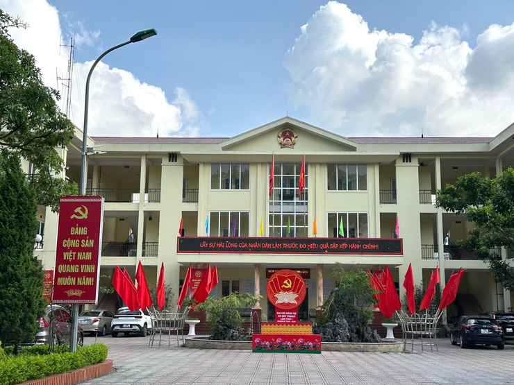 Xã Bát Tràng rực rỡ cờ hoa chào mừng Đại hội đại biểu Đảng bộ xã lần thứ I, nhiệm kỳ 2025-2030- Ảnh 5.