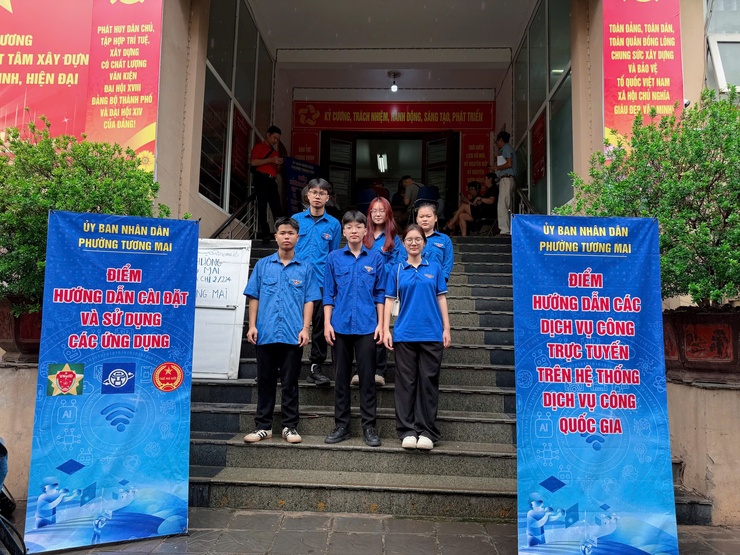 Phường Tương Mai phát động hưởng ứng Chiến dịch “45 ngày đêm ra quân hỗ trợ hoạt động chuyển đổi số” và triển khai các điểm lưu động “Bình dân học vụ số” trên địa bàn.- Ảnh 8.