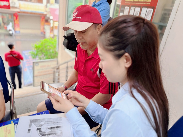 Phường Tương Mai phát động hưởng ứng Chiến dịch “45 ngày đêm ra quân hỗ trợ hoạt động chuyển đổi số” và triển khai các điểm lưu động “Bình dân học vụ số” trên địa bàn.- Ảnh 17.