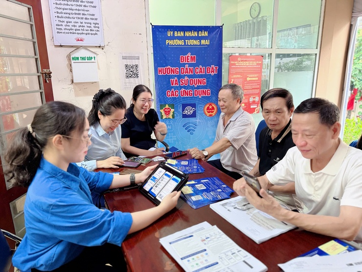 Phường Tương Mai phát động hưởng ứng Chiến dịch “45 ngày đêm ra quân hỗ trợ hoạt động chuyển đổi số” và triển khai các điểm lưu động “Bình dân học vụ số” trên địa bàn.- Ảnh 11.
