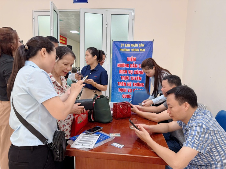 Phường Tương Mai phát động hưởng ứng Chiến dịch “45 ngày đêm ra quân hỗ trợ hoạt động chuyển đổi số” và triển khai các điểm lưu động “Bình dân học vụ số” trên địa bàn.- Ảnh 14.