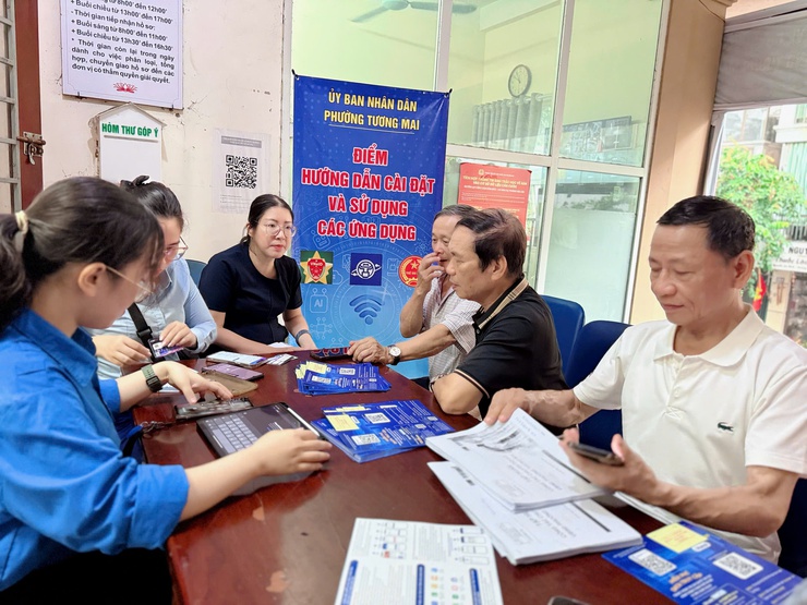 Phường Tương Mai phát động hưởng ứng Chiến dịch “45 ngày đêm ra quân hỗ trợ hoạt động chuyển đổi số” và triển khai các điểm lưu động “Bình dân học vụ số” trên địa bàn.- Ảnh 9.
