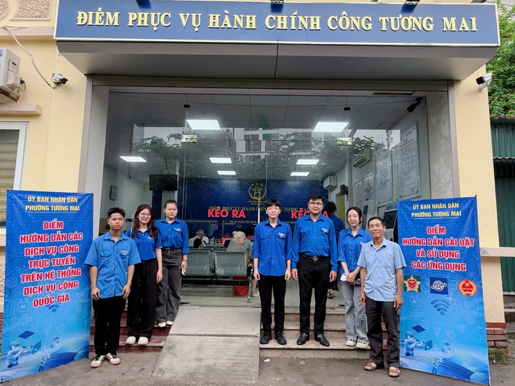Phường Tương Mai phát động hưởng ứng Chiến dịch “45 ngày đêm ra quân hỗ trợ hoạt động chuyển đổi số” và triển khai các điểm lưu động “Bình dân học vụ số” trên địa bàn.- Ảnh 3.