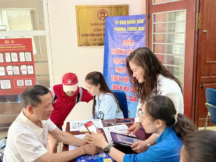 Phường Tương Mai phát động hưởng ứng Chiến dịch “45 ngày đêm ra quân hỗ trợ hoạt động chuyển đổi số” và triển khai các điểm lưu động “Bình dân học vụ số” trên địa bàn.- Ảnh 2.