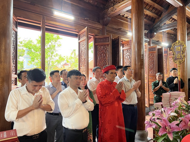 Lễ gắn biển công trình trùng tu, tôn tạo di tích lịch sử Miếu Đình Vĩnh Trung, thôn Vĩnh Trung, xã Ngọc Hồi- Ảnh 1.