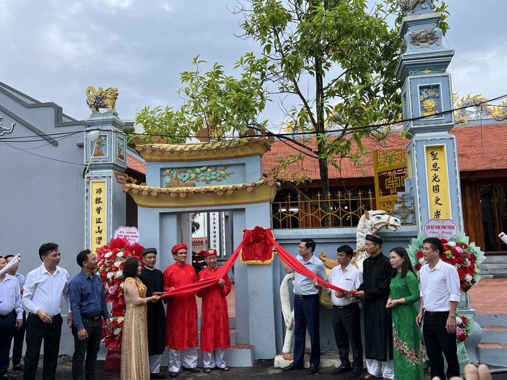 Lễ gắn biển công trình trùng tu, tôn tạo di tích lịch sử Miếu Đình Vĩnh Trung, thôn Vĩnh Trung, xã Ngọc Hồi- Ảnh 2.