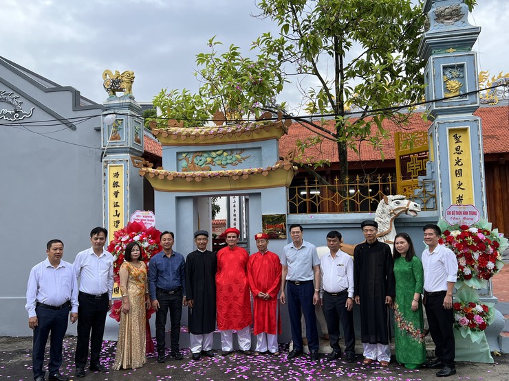 Lễ gắn biển công trình trùng tu, tôn tạo di tích lịch sử Miếu Đình Vĩnh Trung, thôn Vĩnh Trung, xã Ngọc Hồi- Ảnh 4.