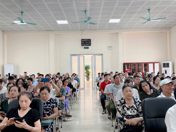 Phường Tương Mai phát động hưởng ứng Chiến dịch “45 ngày đêm ra quân hỗ trợ hoạt động chuyển đổi số” và triển khai các điểm lưu động “Bình dân học vụ số” trên địa bàn.- Ảnh 7.
