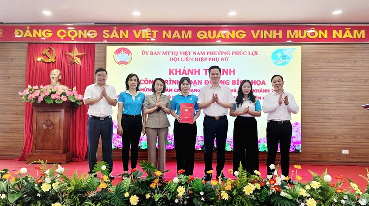 Hội LHPN phường Phúc Lợi khánh thành công trình "Đoạn đường bích họa, nở hoa"- Ảnh 1.