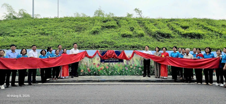 Hội LHPN phường Phúc Lợi khánh thành công trình "Đoạn đường bích họa, nở hoa"- Ảnh 2.